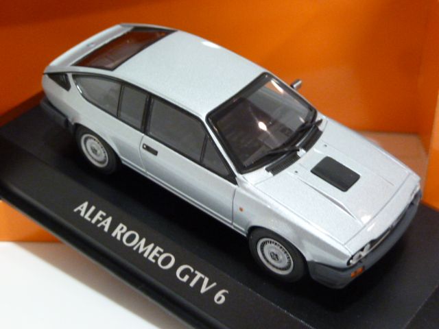 Alfa Romeo GTV 6 Silver Metallic 1:43 940120141 MAXICHAMPS diecast 