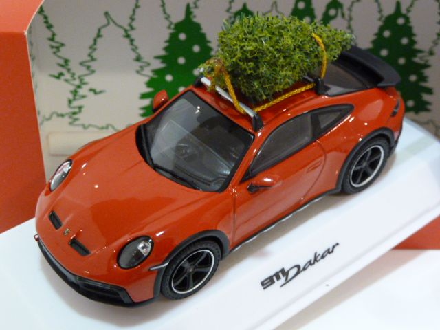 Porsche 911 Dakar (992) avec sapin – Christmas