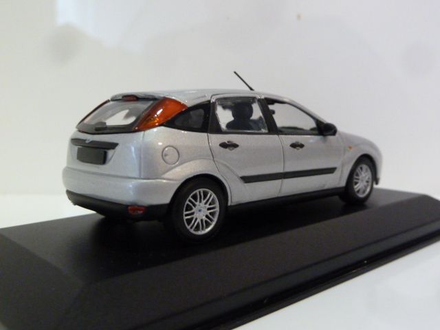 Ford Focus Hatchback 5-deurs Silver 1:43 433087024 MINICHAMPS